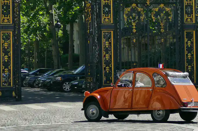 Main Paris' Landmarks by Vintage Citroen 2CV Tour