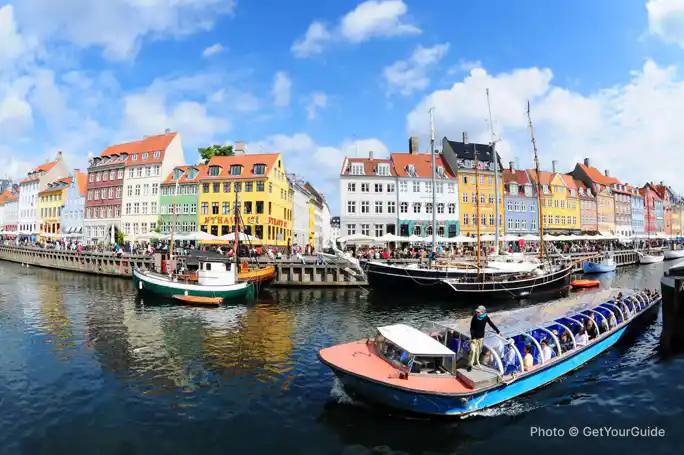 Canal Boat Cruise & Old Town/Nyhavn Walking Tour