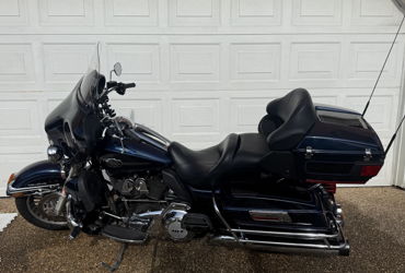 2012 HARLEY-DAVIDSON FLHTCU ULTRA CLASSIC ELECTRA GLIDE (TWO TONE) motorcycle for rent near Virginia Beach, VA