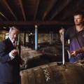 Manager Richard Paterson goûtant du Whisky dans un chai traidtionnel Dunnage Warehouse de la distillerie Dalmore dans le nord-ouest des Highlands d'Ecosse