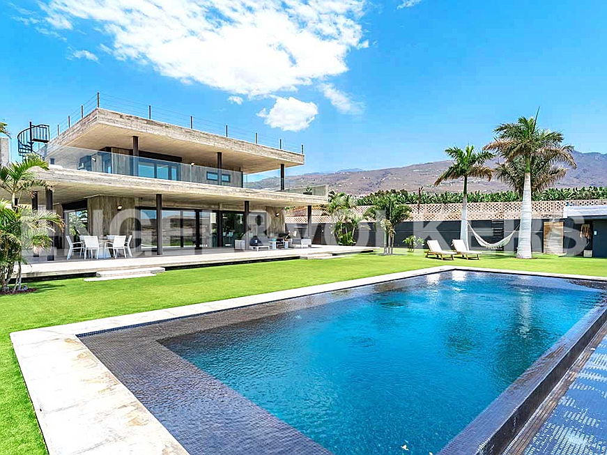  Costa Adeje
- Property for sale in Tenerife: Villa for sale in Playa Paraíso, Tenerife South