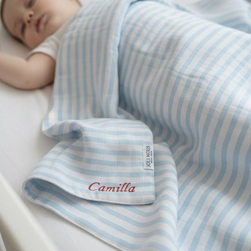 foulard pois bleu blanc élégant de la marque suisse Joli Nous, un accessoire premium pour bébé, alliant design raffiné et qualité exceptionnelle OEKO-TEX GOTS