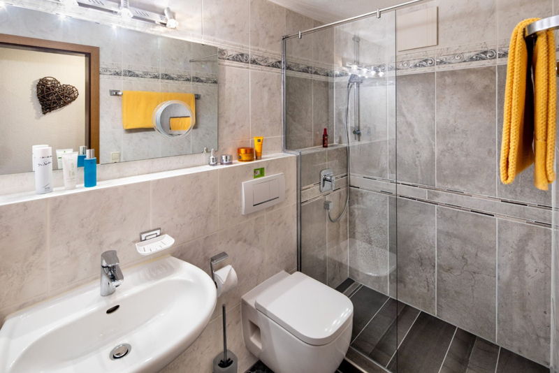 Badezimmer mit Dusche in Ferienwohnung für 6 Personen im Allgäu