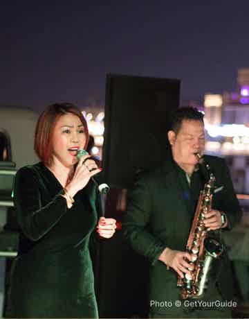 Be entertained by a live band performance