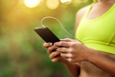 hombre concentrado en su trabajo