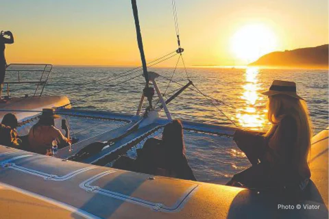 Private tour on a LUXURY Catamaran: Sunset and Wine Tour
