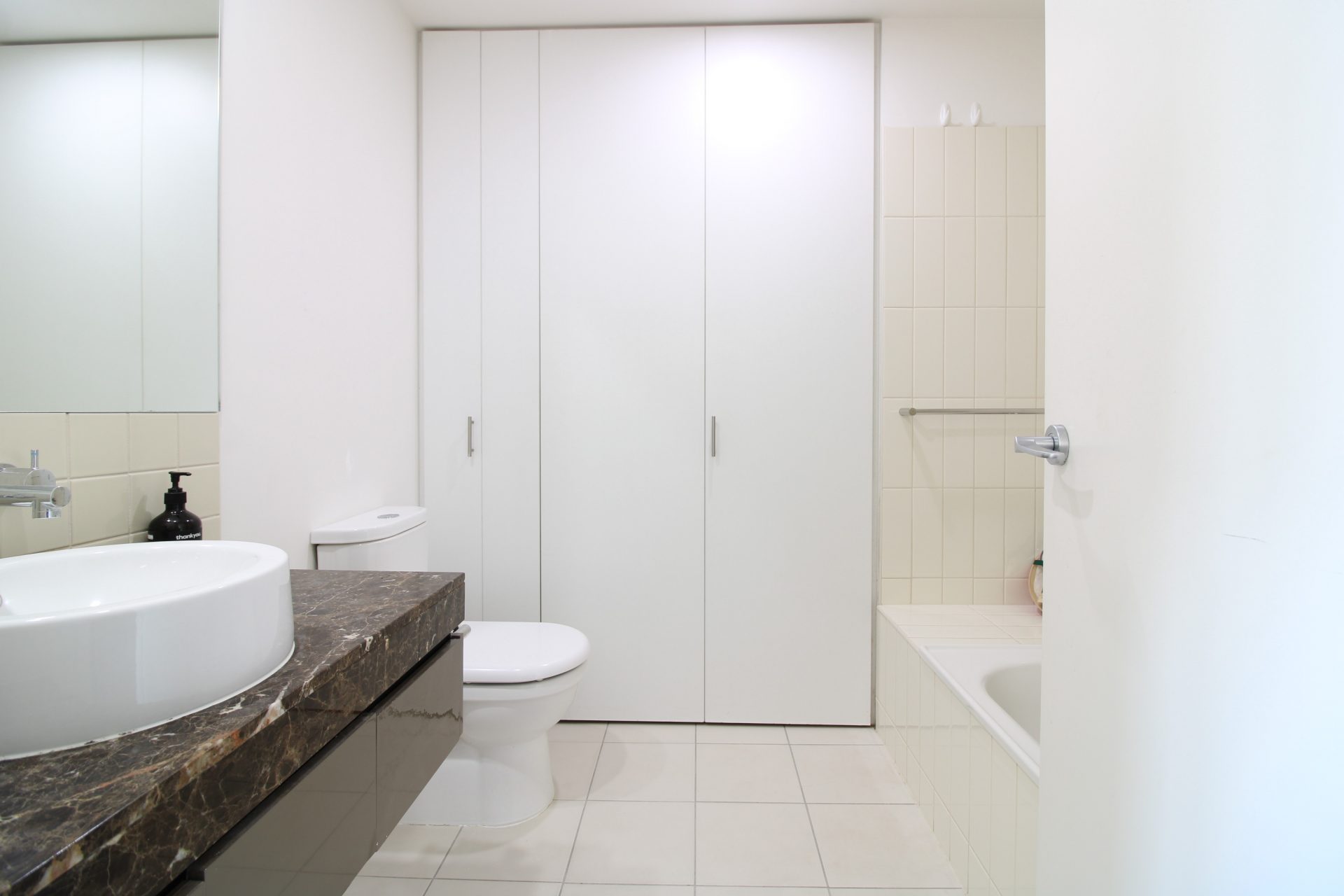 FOR LEASE - Spacious, Stylish and Only Steps from the Bay!!! Port Melbourne - Image 3