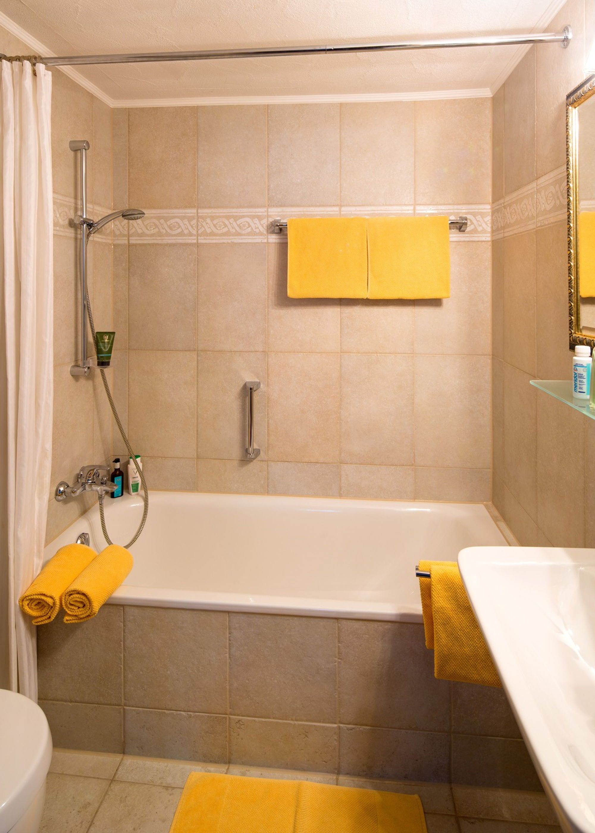 Badezimmer in Ferienwohnung im Allgäu mit Badewanne