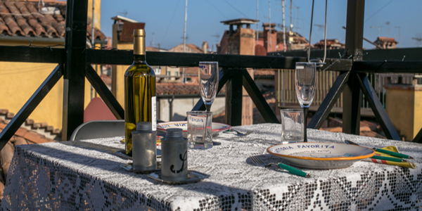 Cena incantata sui tetti di Venezia