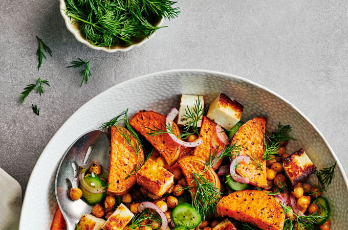 FR_102_2_Salade d halloumi et de patate douce roties vinaigrette a l aneth_Credit Jean Michel Poirier.jpg