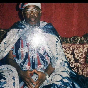 Oma dibe wo ja ki to kon  Ojin Abura.  O se se e,  Omen mene  Omen ye men e se tele de gho  Oma la so gbo Oke - Oja,  Oma la si gbo akarun Ori  Oma la si gbo aka geleje serun  Oma lu telu Upaka  Oju mejin gan gau in  E mo kan so ire  Emo kan ri - ran  Okan yo bo e mu gho awa oma re  Ise gwe gwe gho oron tinyentinyen  Ojin jin ale ye jin Oluwa re  Owu Akata mba  Omade me mu na maso ro  Eri ho Ori sa.