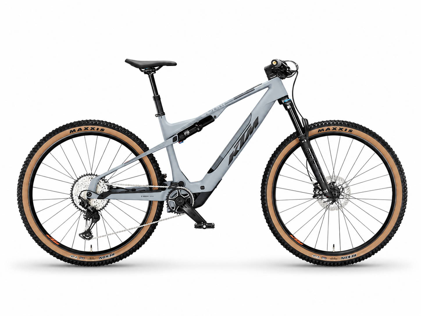 Grijze KTM Macina Scarp SX e-mountainbike met full suspension, Bosch-motor, Fox-vering en Maxxis Rekon banden op een witte studioachtergrond.