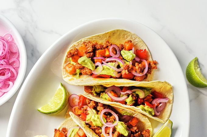 Tacos au chorizo et aux patates douces, crème à l’avocat