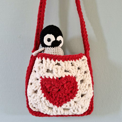 Haakpatroon Fluffy knuffeltas voor kinderen met hartje