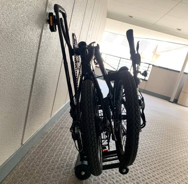 カートのに載せた折りたたみ自転車