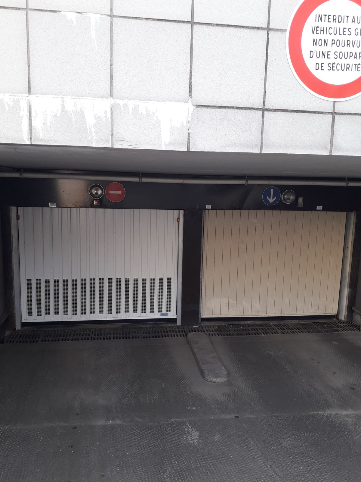 Portes basculantes automatiques à l'entrée d'un parking souterrain