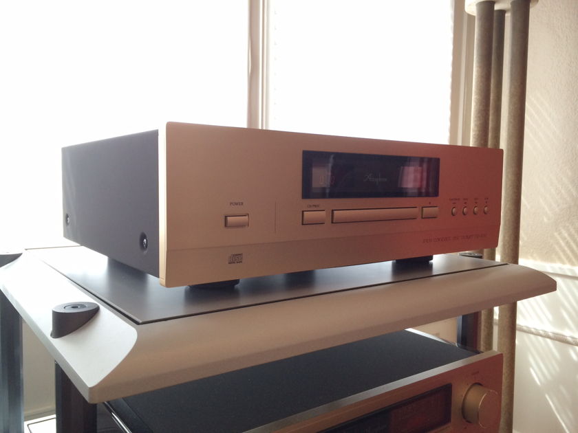 Accuphase DP-400 A superb CD player with variable volume and digital inputs!