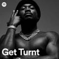 capa de album Get Turnt de spotify com homem moreno de corrente e touca