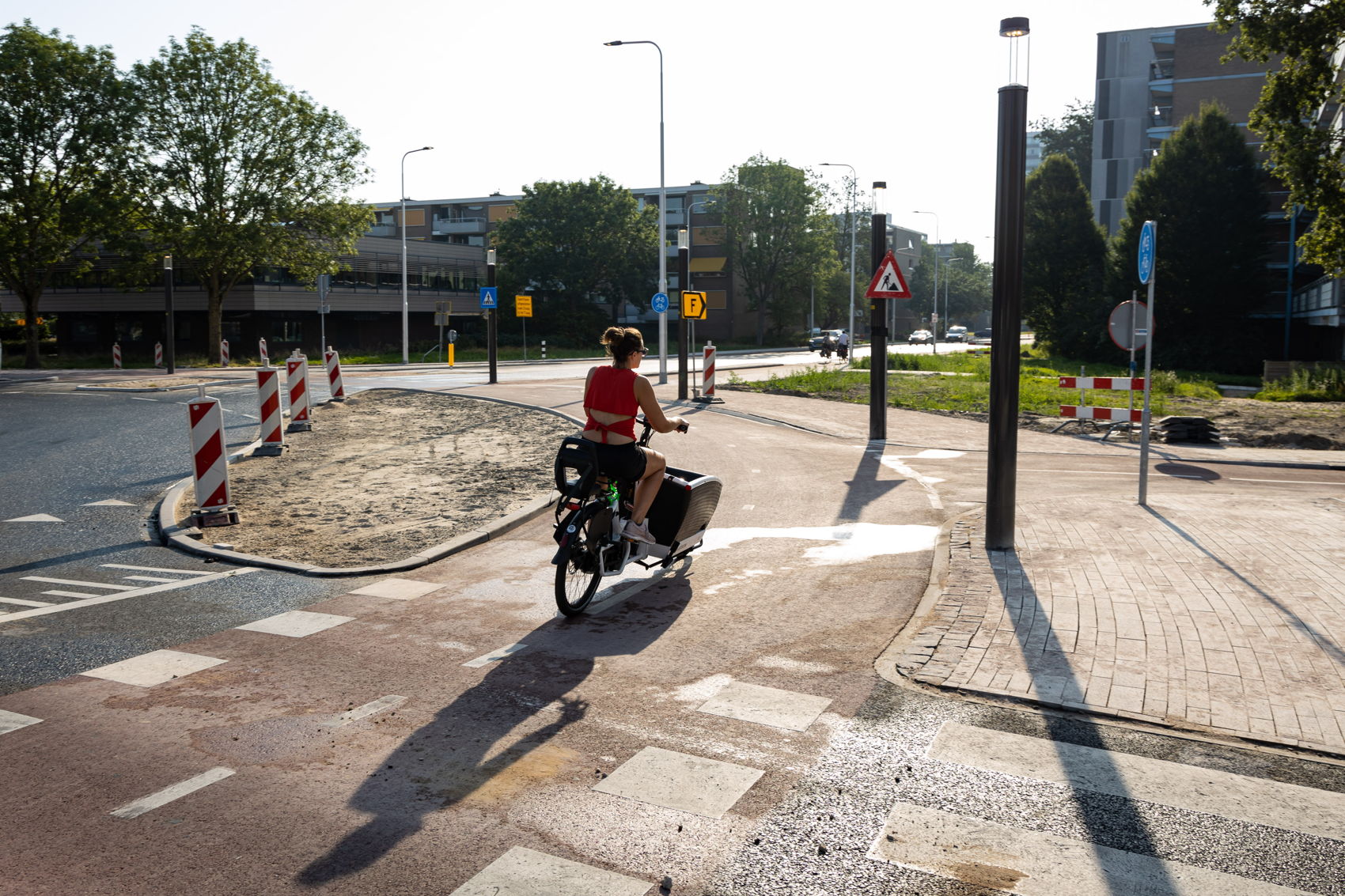 Fietsers maken alweer goed gebruik van de rotonde. Er waren helaas problemen met de levering van de natuurstenen bestrating, dus vandaar dat deze steentjes er nog niet overal in liggen. Fietsers maken alweer goed gebruik van de rotonde. Er waren helaas problemen met de levering van de natuurstenen bestrating, dus vandaar dat deze steentjes er nog niet overal in liggen.