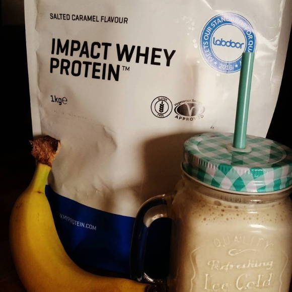 athlete shows his meal and myprotein protein