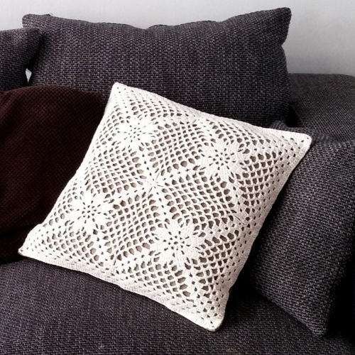 “La nostalgie” vintage crochet pillow cover