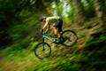 Cycliste VTT en pleine descente en foret
