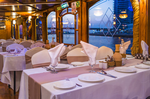 Ужин на Арабской лодке в районе Дубай Марина