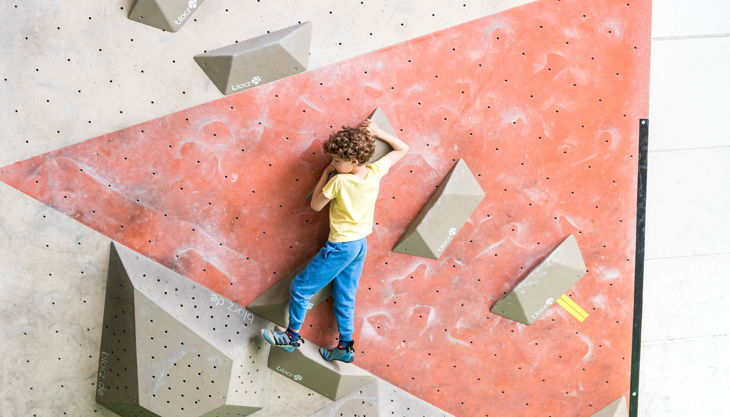 bester geburtstagde dynochrom kidscup junge klettert felsen