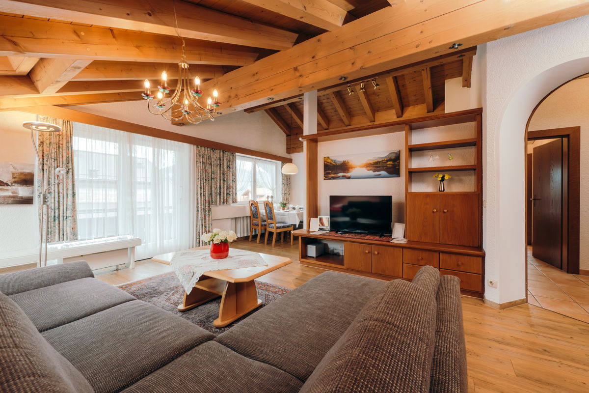 Ferienwohnung im Dachgeschoss mit großem Wohnzimmer für 5 Personen im Allgäu, Oberstdorf.