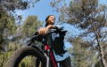 Femme cycliste regarde le ciel depuis son velo electrique