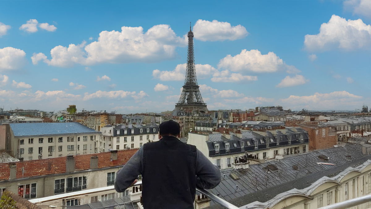 Couvreur Gratte-Ciel sur les toits de Paris face à la Tour Eiffel