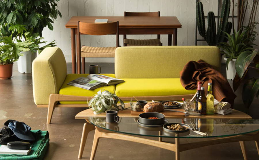 イエローの Luu Sofa とダイニング