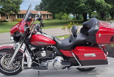 2011 HARLEY-DAVIDSON FLHTK ELECTRA GLIDE ULTRA LTD (TWO-TONE) motorcycle for rent near Maryville, TN