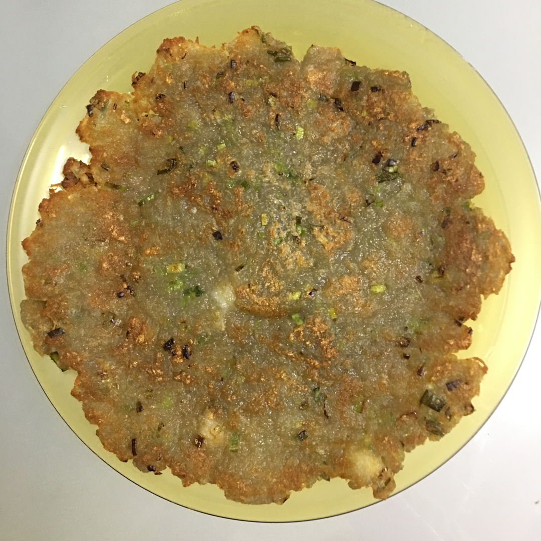 We love potatoes.  Found this potato pancakes (Korean food) recipe. It is soooooooooo simple and yuuuuuuuummy.  Can eat it on its own or dip with chilli sauce. ;))