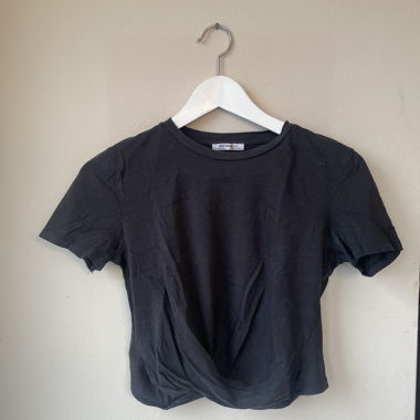 schwarzes kurzarm T-Shirt mit Knoten