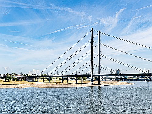  Düsseldorf
- Blick auf den Rhein und die Rheinbrücke vom Landtag