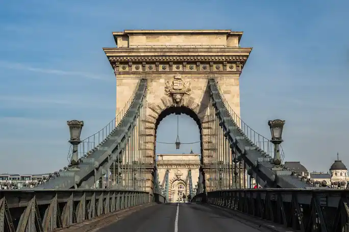 3-Hour Walking Tour: Pest City Center & Buda Castle