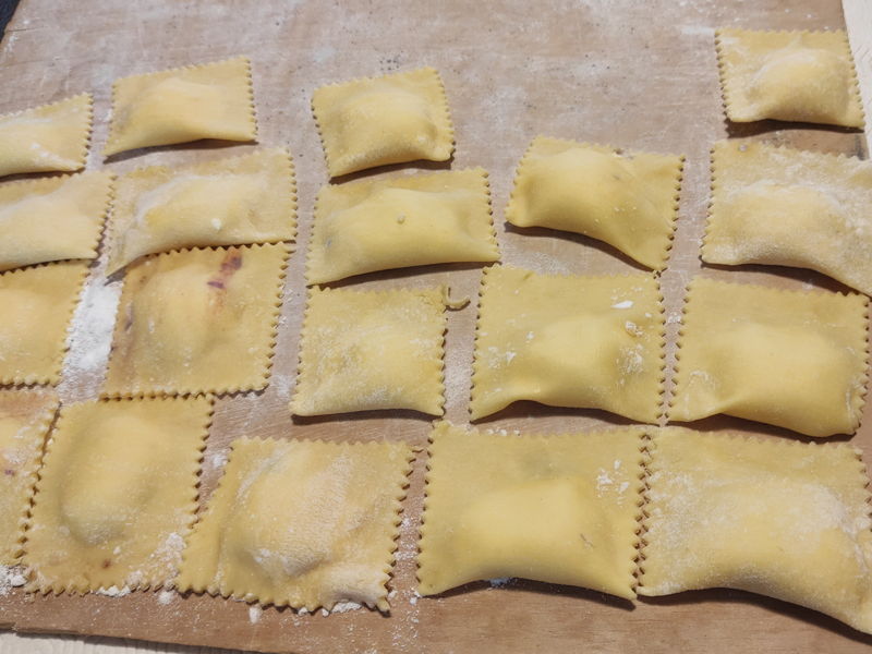 Cursos de cocina Salerno: Preparamos raviolis artesanales con rellenos creativos.