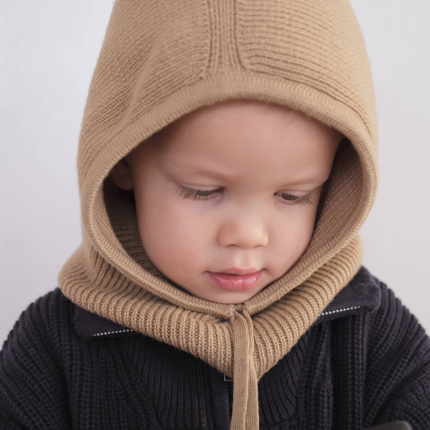 Cagoule laine premium, enfant adulte, fabrication Italie, élégance, confort, chaleur, douceur, qualité supérieure, style chic, durable, respirante, protection hiver, design soigné brun camel 