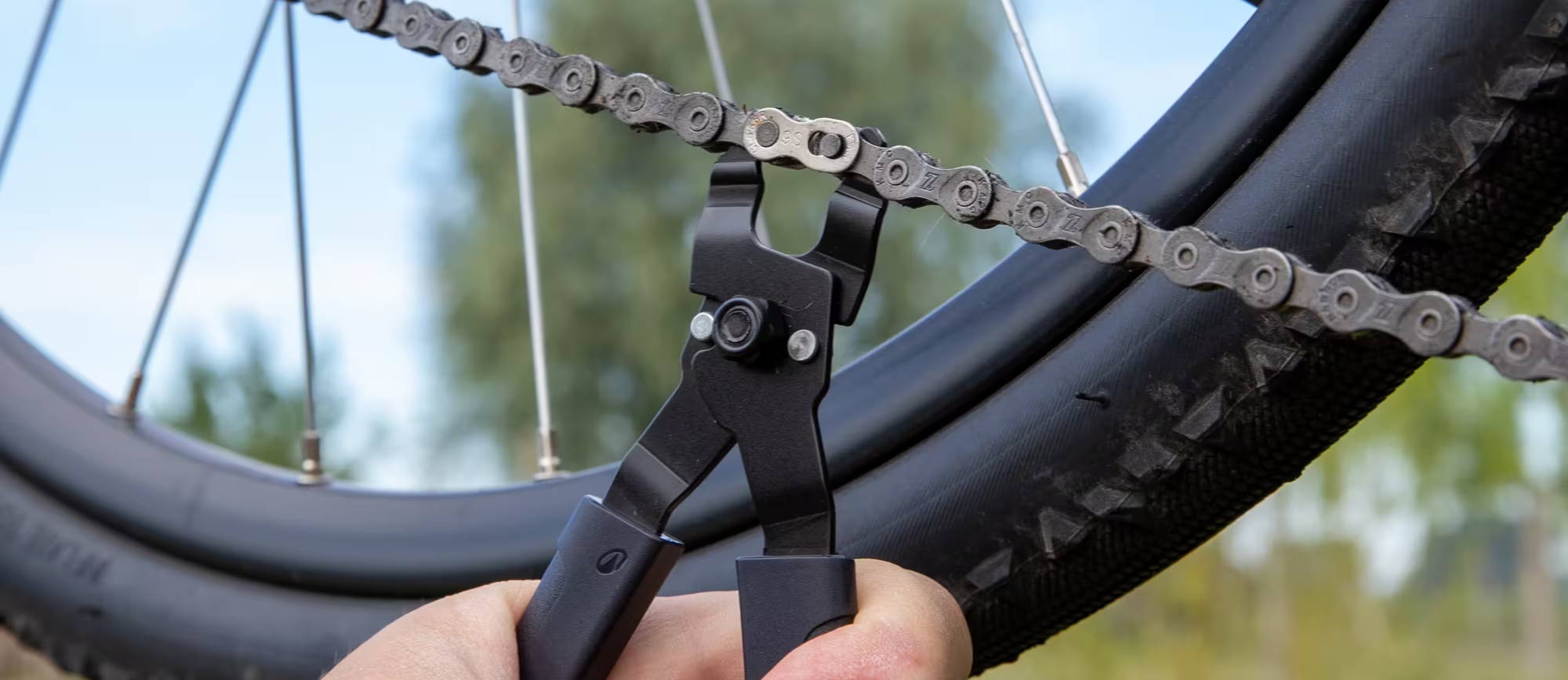 Pince à maillon rapide placée sur le maillon rapide d'une chaîne de vélo