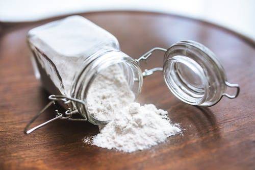 Baking soda neutralizes acid-based odors in water, and adsorbs odors from the air. It will eliminate perspiration odors and even neutralize the smell of many chemicals