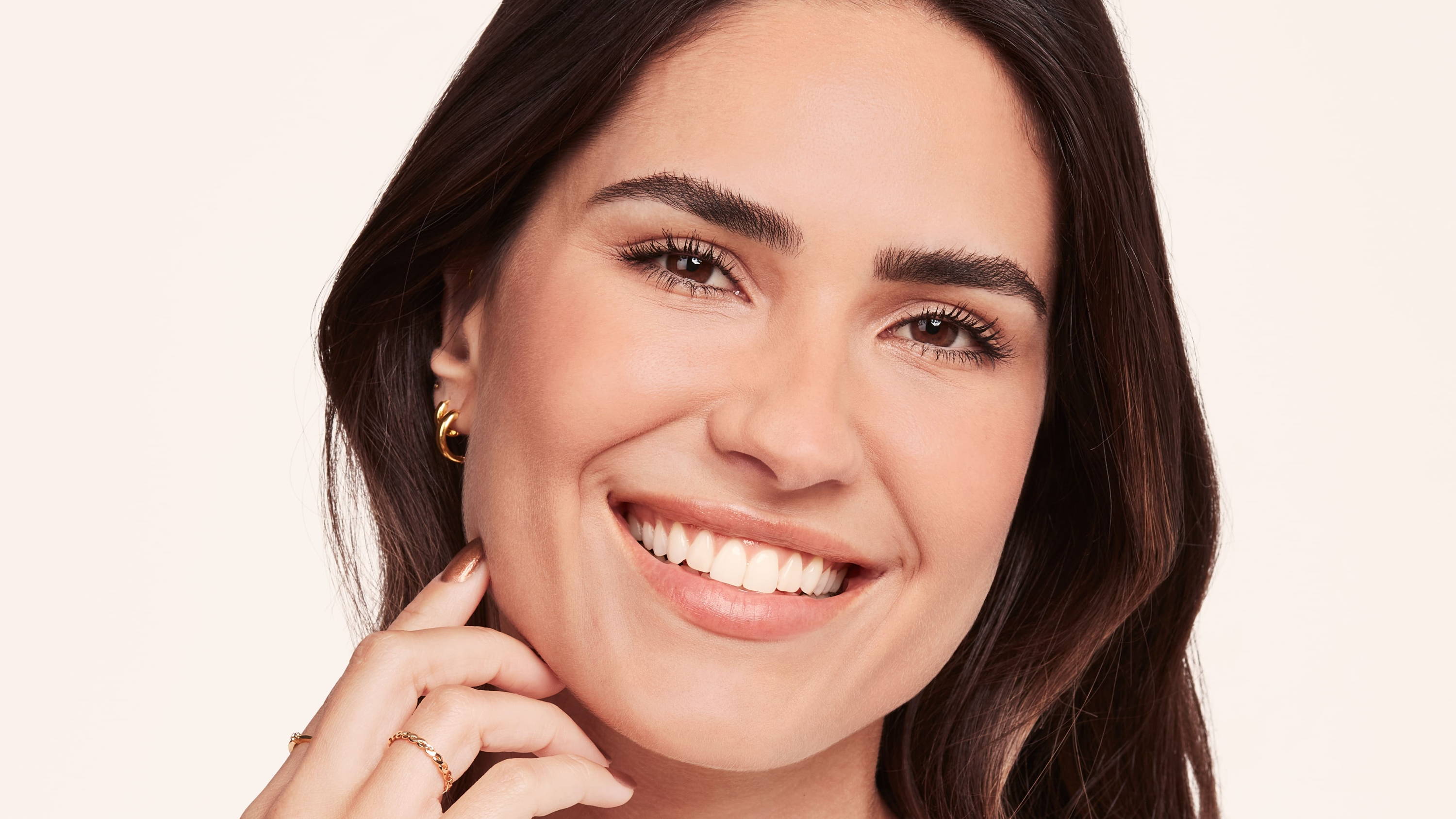 Femme souriante avec un maquillage longue tenue pour l’été