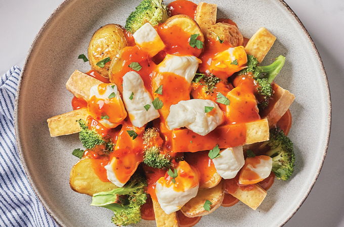 Poutine au tofu à la plaque, sauce aux poivrons