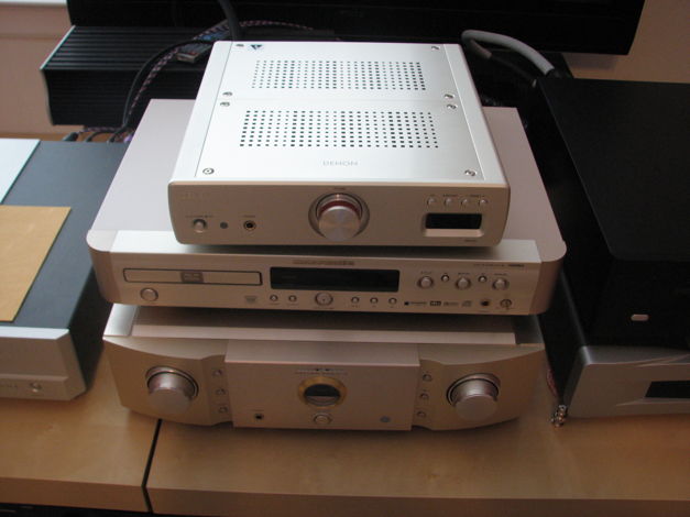 DV18 is the player in the middle of the stack, pictures show actual unit for sale.