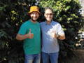 Alois und Rômulo geben einen Daumen hoch auf der Kaffeefarm Fazenda Capim Branco in Brasilien.