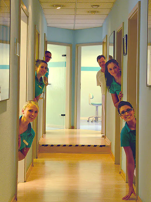 Die Zahnarztpraxis Lassman hat drei Behandlungszimmer (z.T. barrierefrei) und einen Laborraum