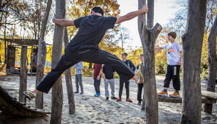 challenge spielplatz kinder balancieren