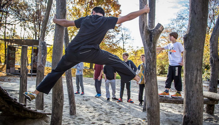 challenge spielplatz kinder balancieren