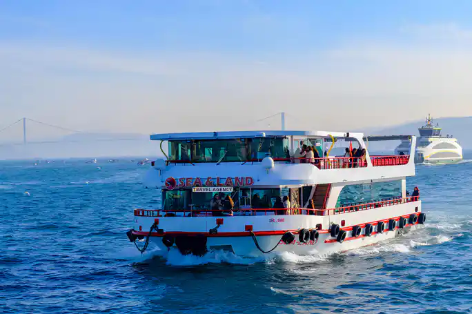 Sightseeing Cruise with Audio Guide & Tea
