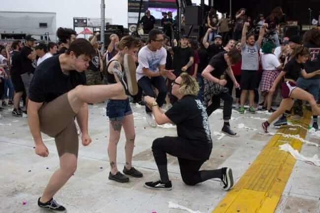 25 фото, основные действия на которых происходят на заднем плане